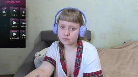 Snapshot of june_shy0 chatting on February 13, 9:49 am June online show from February 13, 9:49 am