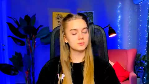 junewoods online show from January 15, 8:08 am