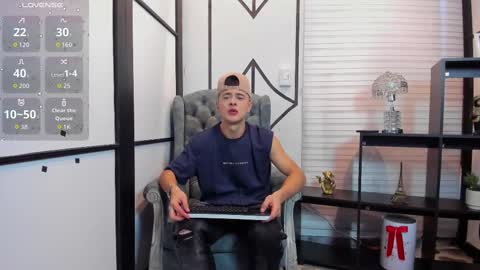 Snapshot of juniormorris_ chatting on October 25, 9:42 pm Junior online show from October 25, 9:42 pm