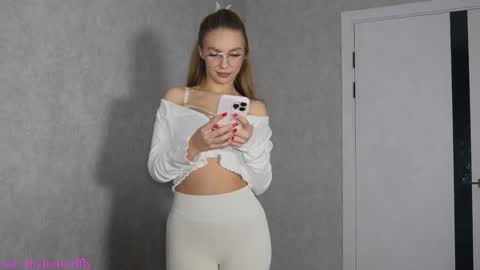 Snapshot of justacuddlie chatting on January 9, 9:01 am Jenny Welcome3 online show from January 9, 9:01 am