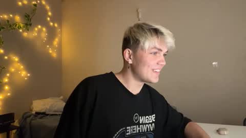 Snapshot of justin_cutie chatting on December 15, 4:33 pm U bf Justin online show from December 15, 4:33 pm