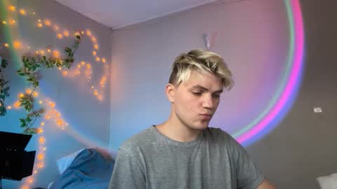 Snapshot of justin_cutie chatting on December 16, 3:50 pm U bf Justin online show from December 16, 3:50 pm