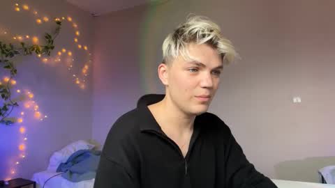 Snapshot of justin_cutie chatting on December 17, 9:48 am U bf Justin online show from December 17, 9:48 am