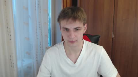 Snapshot of justin_hellboy chatting on December 31, 11:42 am Justin online show from December 31, 11:42 am