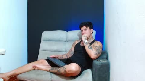 justinfuller_31 online show from June 12, 4:44 am