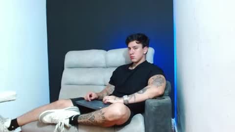justinfuller_31 online show from June 24, 9:14 pm