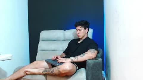 justinfuller_31 online show from June 26, 1:43 am