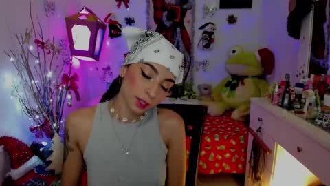 Snapshot of justmia_ chatting on December 12, 6:36 am Mia online show from December 12, 6:36 am