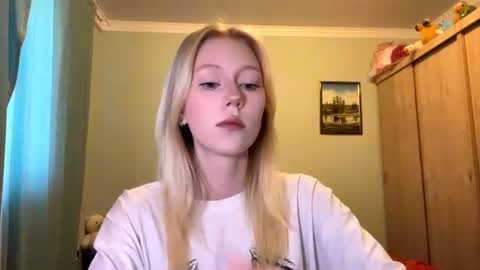 Mia 1st day here online show from June 22, 3:36 am