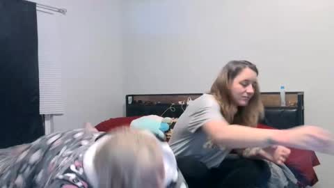 Snapshot of kai_and_eve chatting on February 3, 4:25 am Kai Em and Abs online show from February 3, 4:25 am