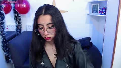 Snapshot of kalilowe_ chatting on December 18, 8:37 pm Kali online show from December 18, 8:37 pm