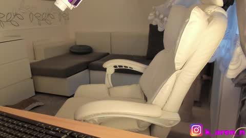 Snapshot of karen0092 chatting on February 8, 3:42 pm karen0092 online show from February 8, 3:42 pm