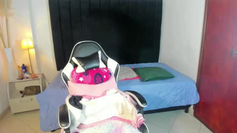 Snapshot of karen_adamss chatting on January 18, 2:48 am karen_adamss online show from January 18, 2:48 am