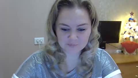 karennelsonx online show from December 17, 11:05 am