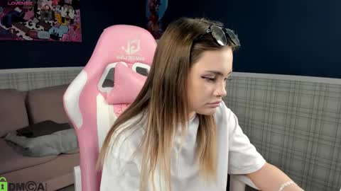 Snapshot of karina_broks chatting on October 9, 9:07 am karina_broks online show from October 9, 9:07 am