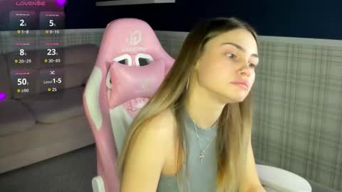 Snapshot of karina_broks chatting on October 17, 8:39 am karina_broks online show from October 17, 8:39 am