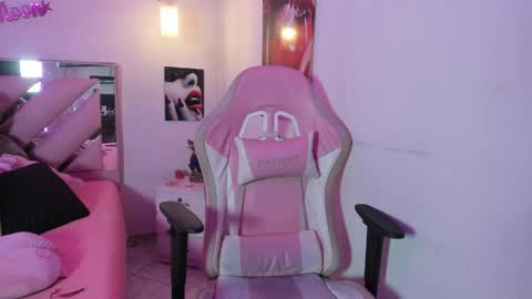 Snapshot of karly_moonn chatting on May 25, 10:16 pm Karly Moonns online show from May 25, 10:16 pm