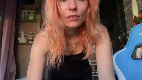 karoline121 online show from May 6, 7:35 am