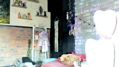 karoline121 online show from May 26, 3:35 am