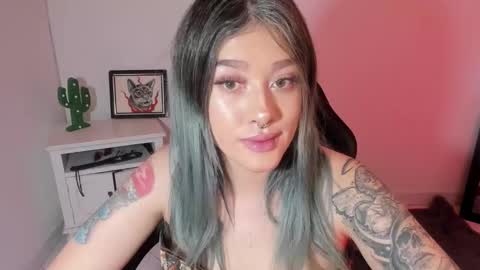 Snapshot of kat_apple chatting on November 1, 8:22 pm Alicia online show from November 1, 8:22 pm