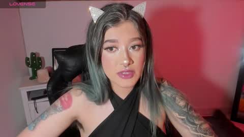 Snapshot of kat_apple chatting on November 3, 9:48 pm Alicia online show from November 3, 9:48 pm