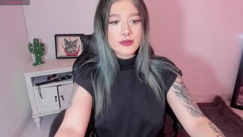 Snapshot of kat_apple chatting on November 4, 7:24 pm Alicia online show from November 4, 7:24 pm