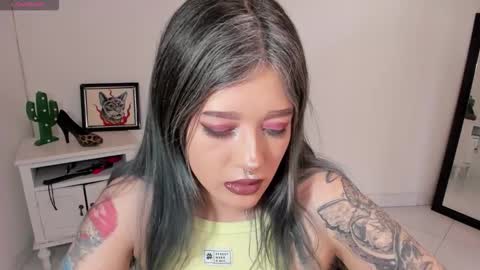 Snapshot of kat_apple chatting on November 13, 6:29 pm Alicia online show from November 13, 6:29 pm