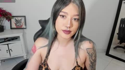 Snapshot of kat_apple chatting on November 21, 9:02 pm Alicia online show from November 21, 9:02 pm