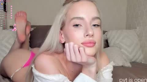 Snapshot of katebremar chatting on December 17, 10:05 pm online show from December 17, 10:05 pm