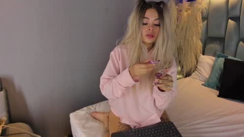 Snapshot of kathegomez_ chatting on December 24, 5:13 pm KatheGomez online show from December 24, 5:13 pm