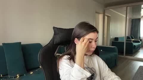 Snapshot of katheleenschraub chatting on June 1, 8:05 am Elle online show from June 1, 8:05 am