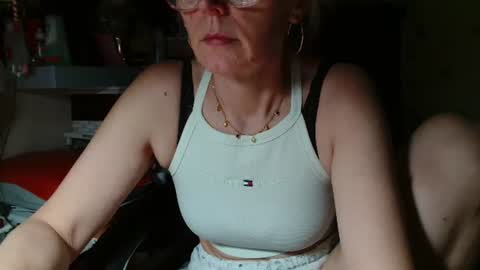 Snapshot of kathleenedwards chatting on July 11, 8:33 pm Kathleen online show from July 11, 8:33 pm