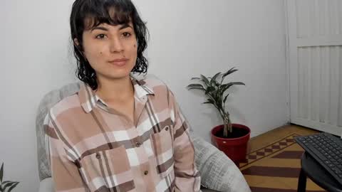 Snapshot of katia_12_ chatting on December 12, 9:40 am katia_12_ online show from December 12, 9:40 am