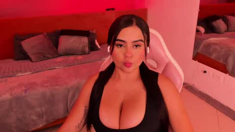 Snapshot of katia_bigboobs11 chatting on April 24, 7:16 pm Katia online show from April 24, 7:16 pm
