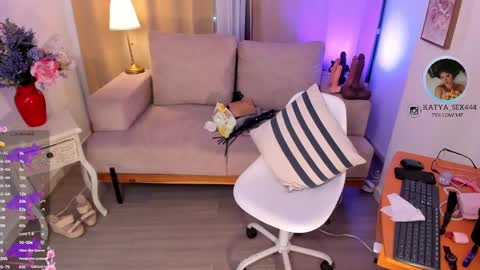 Snapshot of katia_high chatting on October 1, 4:40 am katia_high online show from October 1, 4:40 am