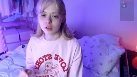 Snapshot of katie_deville chatting on February 15, 1:24 am Katie Deville online show from February 15, 1:24 am