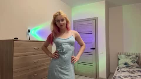 Snapshot of katrinsweets19 chatting on December 17, 2:23 pm Katrin online show from December 17, 2:23 pm