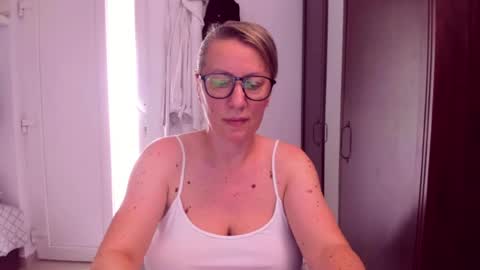 Snapshot of katynextdoor chatting on July 16, 10:54 am Katy online show from July 16, 10:54 am