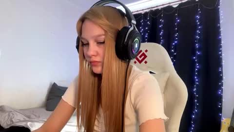 Snapshot of kayceefroehner chatting on February 25, 5:39 am Amia online show from February 25, 5:39 am