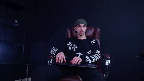 Snapshot of kaydendrew chatting on December 15, 5:12 am KaydenDrew online show from December 15, 5:12 am