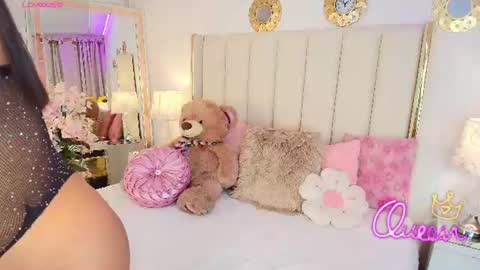 kayladavies_ online show from July 13, 1:14 pm