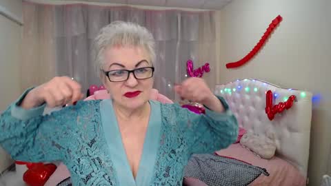 kaylesmoll online show from February 1, 3:52 am