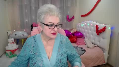 kaylesmoll online show from February 6, 5:25 am