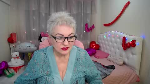 kaylesmoll online show from February 13, 3:29 am