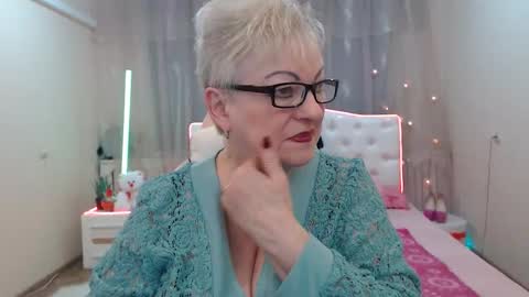 kaylesmoll online show from November 12, 7:57 pm