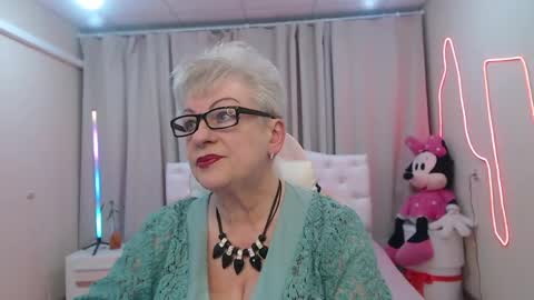 kaylesmoll online show from May 19, 6:36 pm