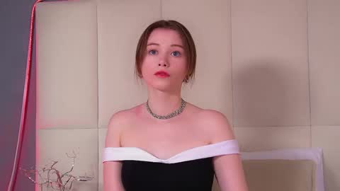 Keira online show from November 7, 6:30 pm