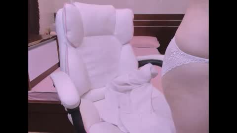 Snapshot of kelly_baby2005 chatting on April 16, 2:56 am Kelly online show from April 16, 2:56 am