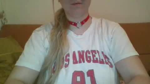 Snapshot of kelly_emmie chatting on January 31, 10:19 pm Emmie online show from January 31, 10:19 pm