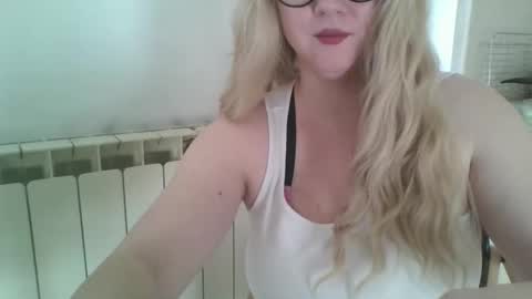 Snapshot of kelly_emmie chatting on February 26, 7:07 am Emmie online show from February 26, 7:07 am